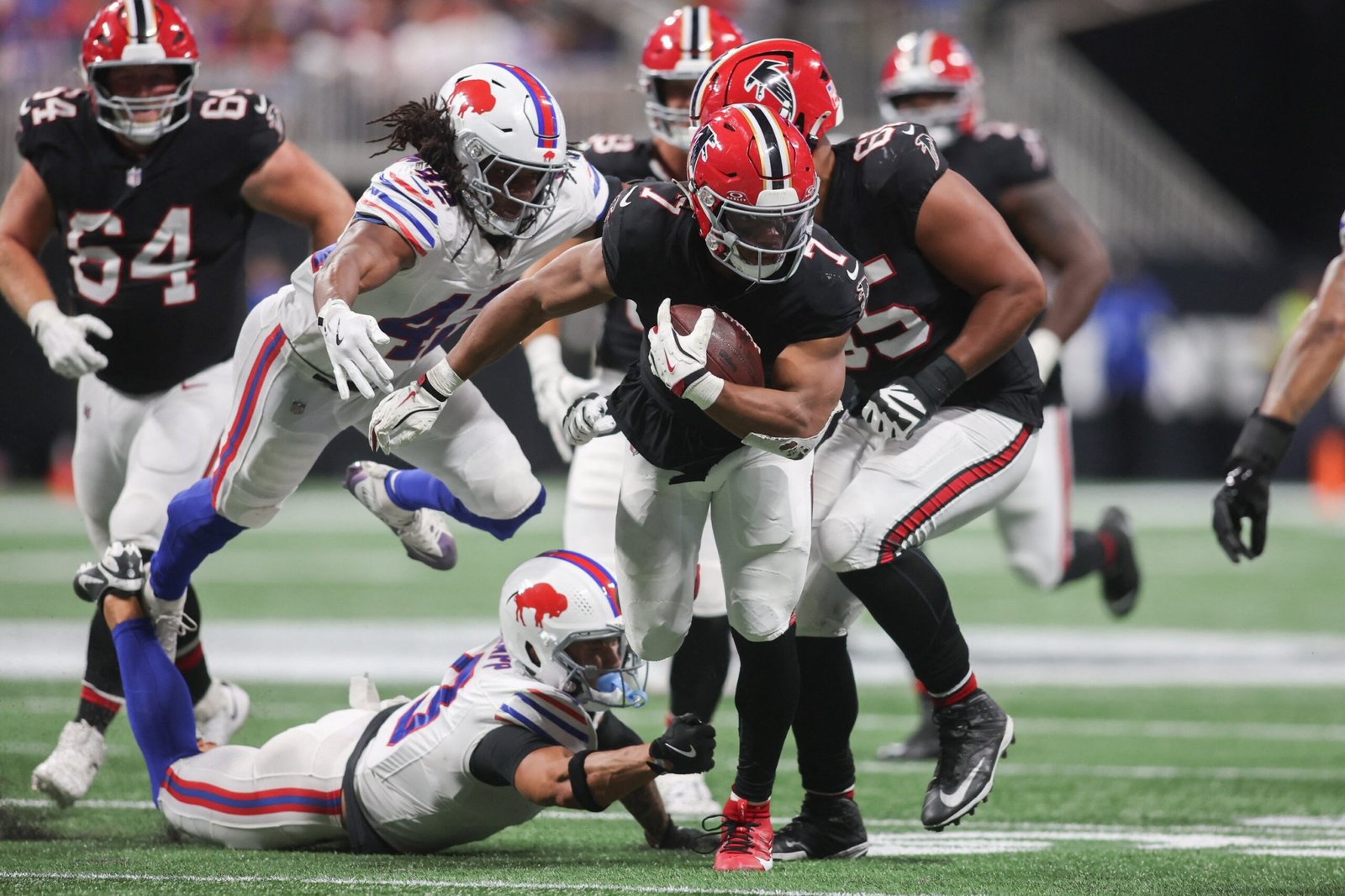 Bijan Robinson vs. Buffalo Bills - Monday Night Football Semana 06.2025 (Reuters Photo)